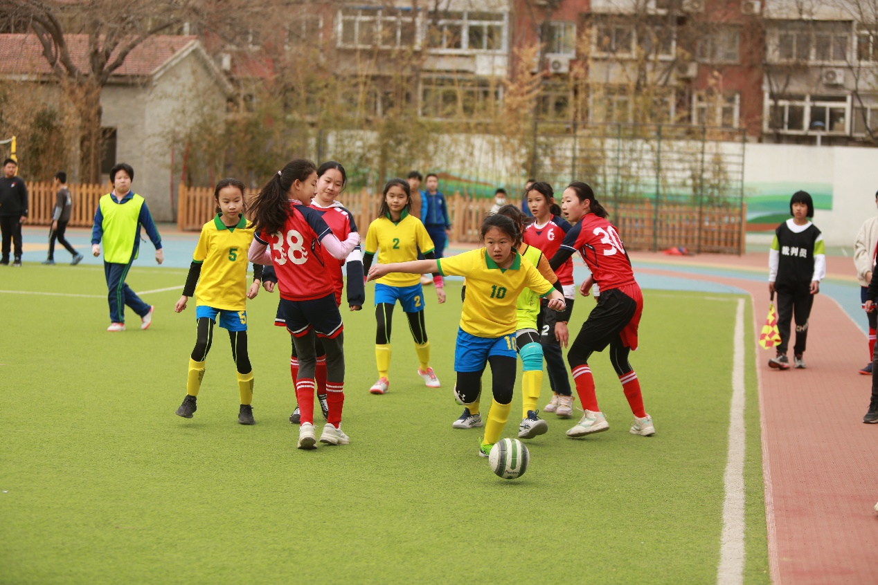  第二十二届“童友杯”足球赛六年级女足六4班vs六6班纪实——团结合作，点球取胜