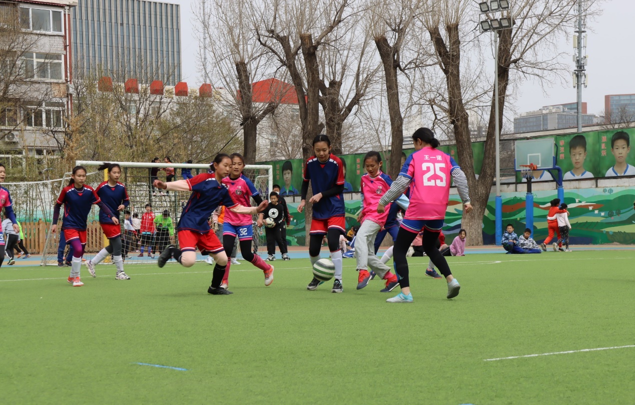  第二十二届“童友杯”足球赛六年级组女足比赛六3班VS六1班纪实——勇往直前 再接再厉