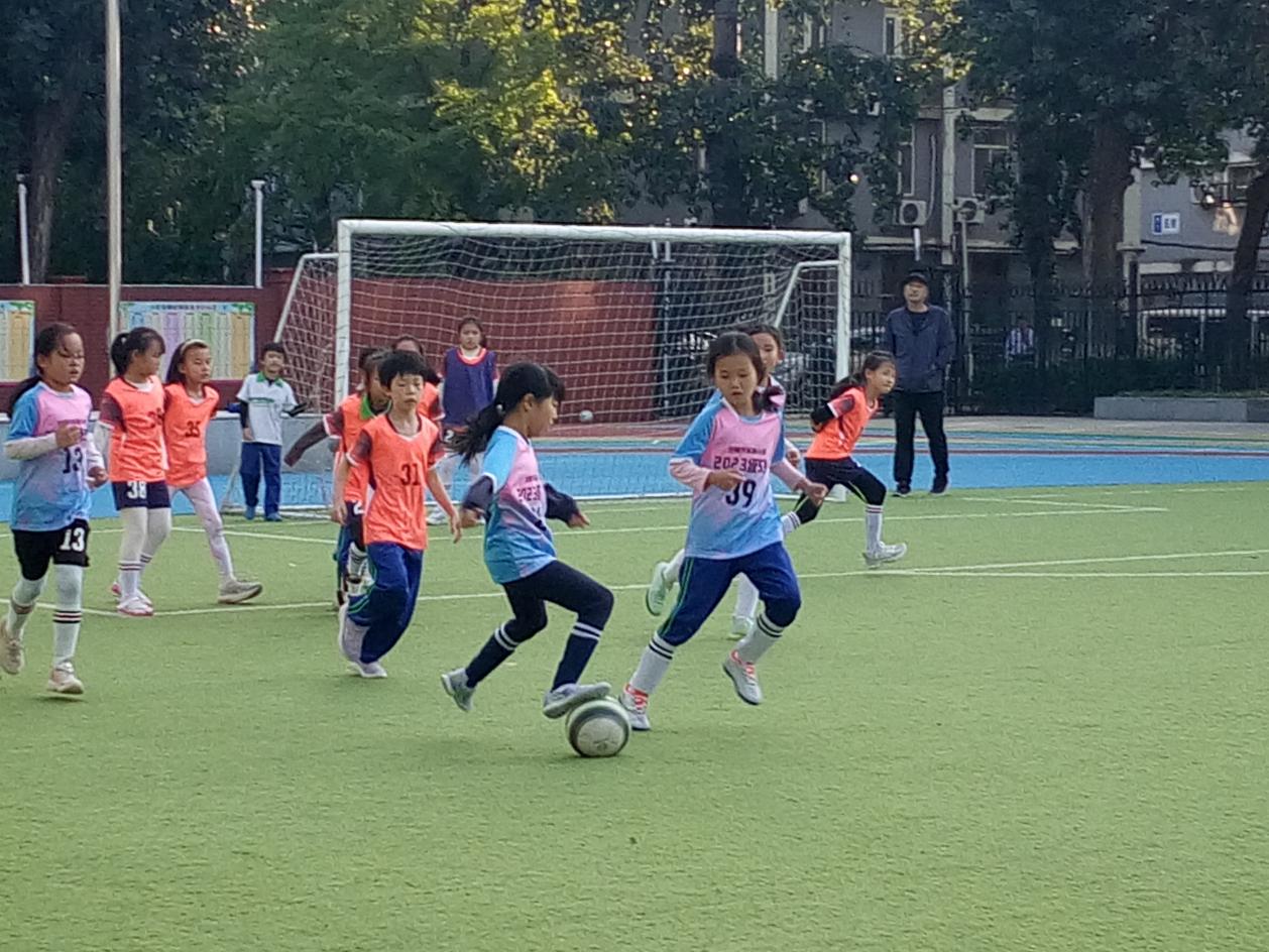  第二十五届“童友杯”足球赛三年级组女足比赛三5班VS三3班纪实——边线配合+关键救险双护航，五班1:0力克三班