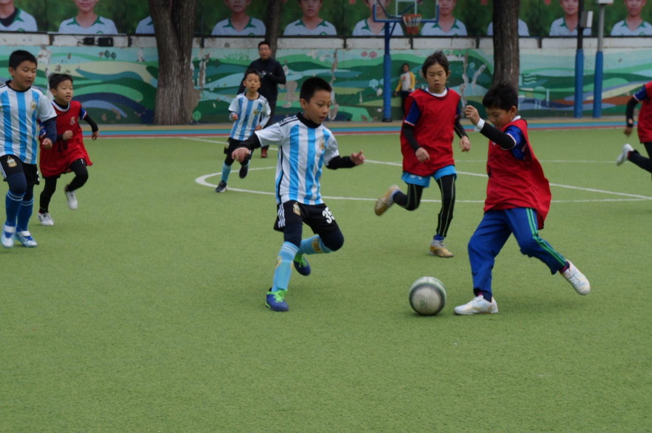  第二十五届“童友杯”足球赛四年级组比赛四3班VS四2班纪实———绿茵场上同心不惧败 攻防阵中砺剑展锋芒
