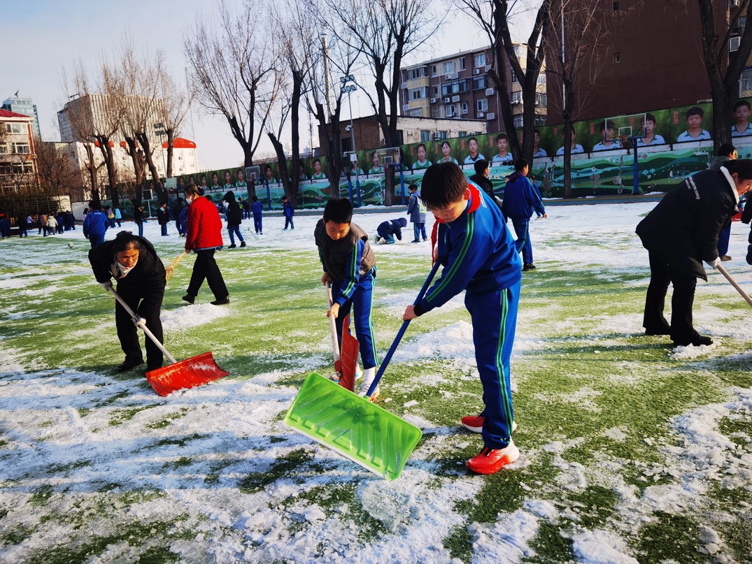  童心破寒冰 共筑暖冬情——我校五年级学生代表开展校园义务扫雪劳动纪实